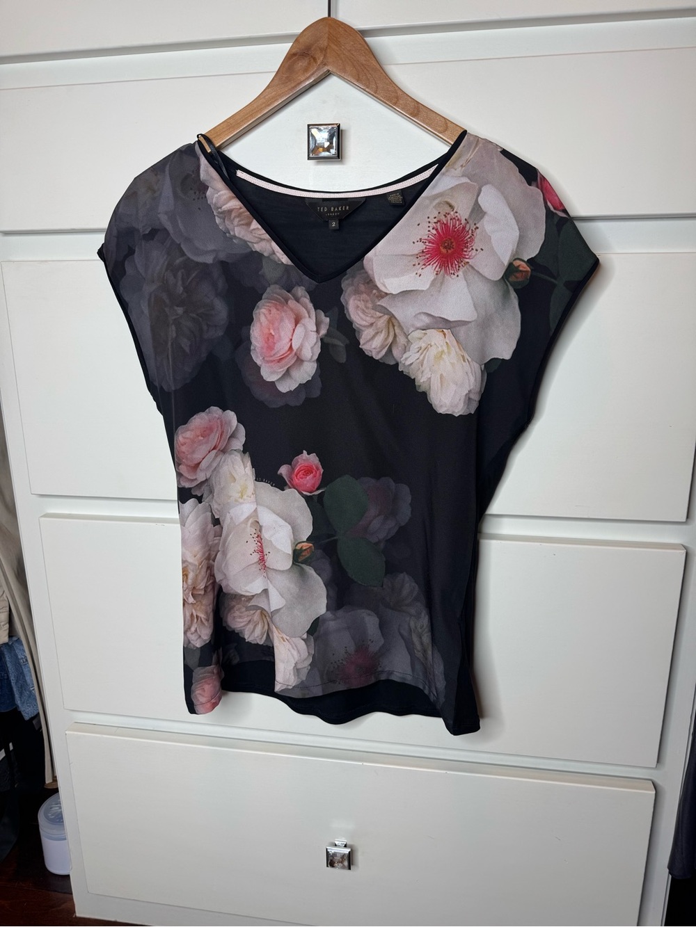 Ted Baker Stevia Chelsea Black Floral V-Neck Top. Size 2